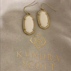 White Kendra Scott Earrings 💅🏼💕